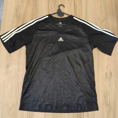 Remera deportiva Adidas
